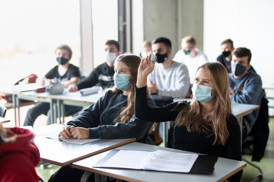 Schüler tragen während des Unterrichts eine Maske im Klassenzimmer.