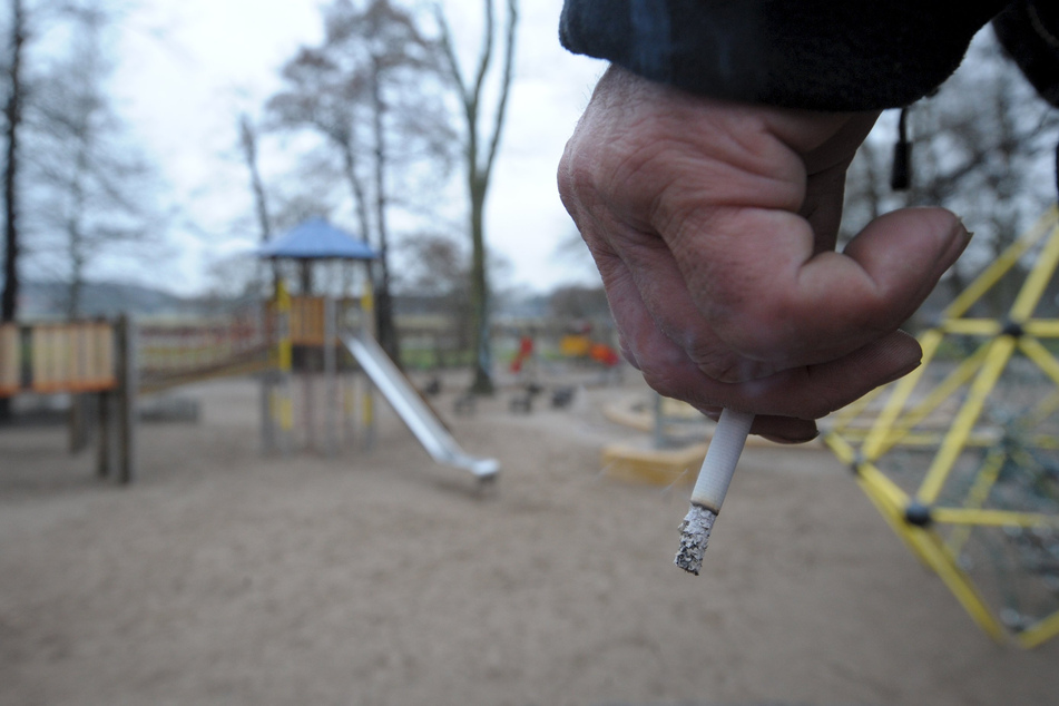 Mit der Kippe auf den Spielplatz - das soll in Leipzig bald verboten sein.