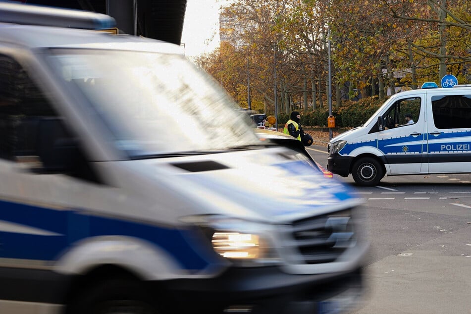 Die menge mischte sich lautstark ein und forderte, dass der Unruhestifter (25) wieder freigelassen werde. (Symbolbild)