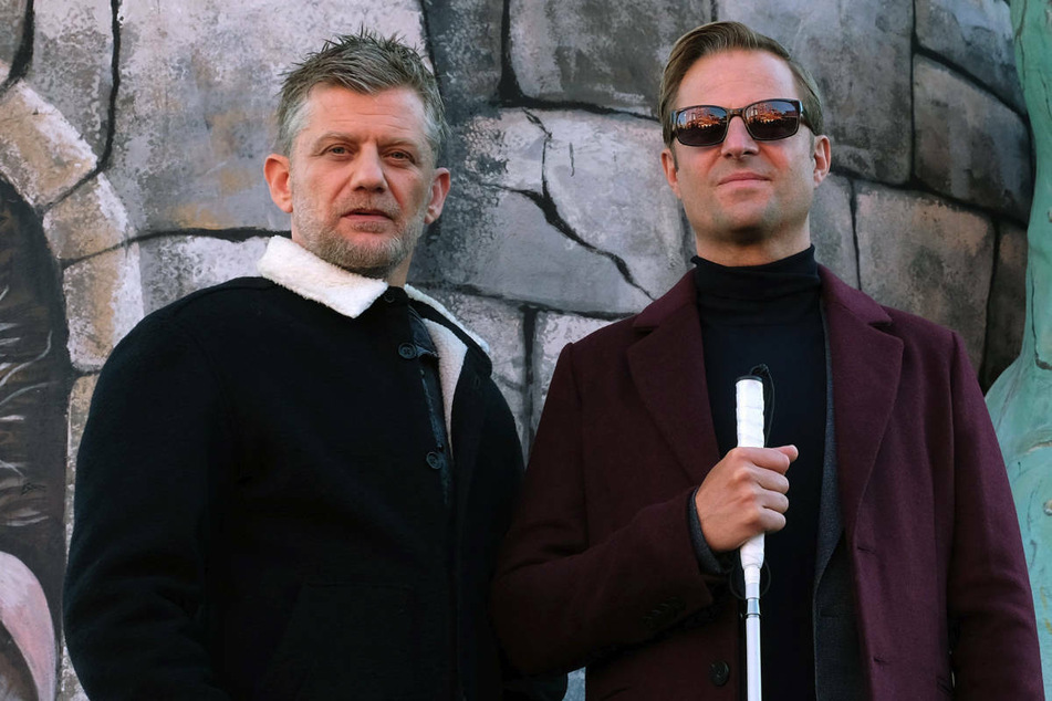 Andreas Guenther (48, l.) und Philipp Hochmair (48) ermitteln gemeinsam in der Krimi-Reihe "Der Wien-Krimi: Blind ermittelt".