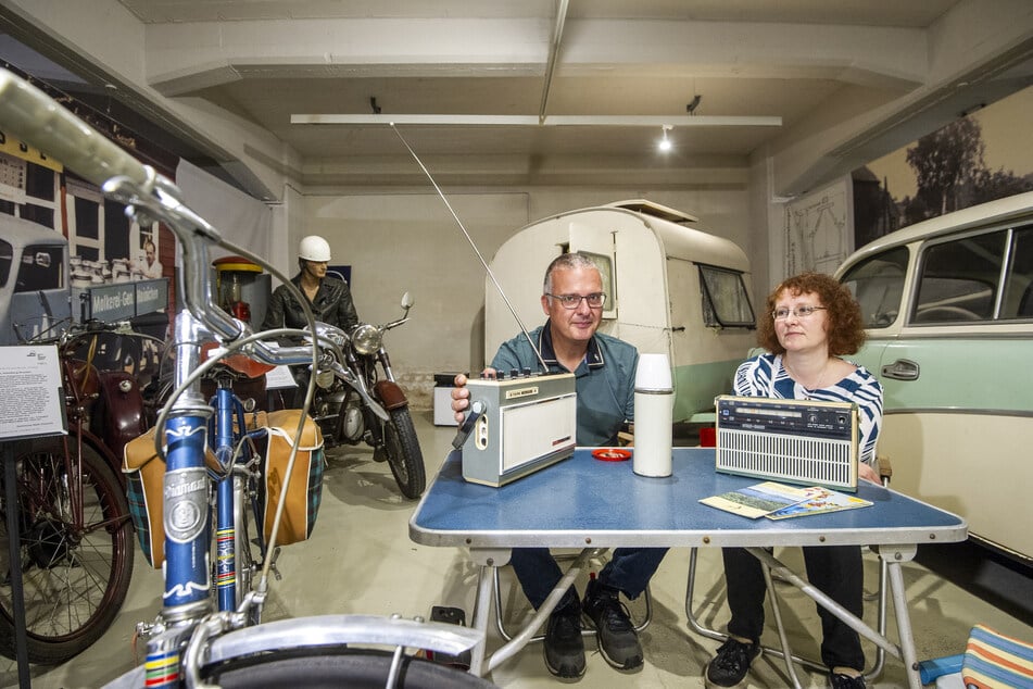 Ludwig Karsch (52) und Kathy Eichholz (45) beim Radiohören.