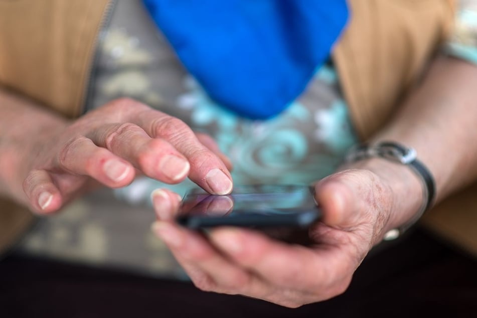Einer der Diebe lenkte die Dame ab, indem er ihr sein Handy vor die Nase hielt, damit sie ihm den Weg erklärt. (Symbolfoto)
