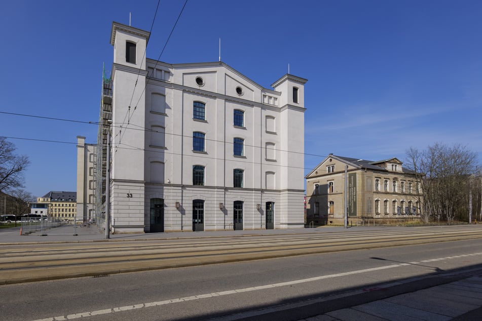 Seit fünf Jahren steht die Sanierung des Gebäudes (r.) neben der Universitätsbibliothek (l.) im Raum.