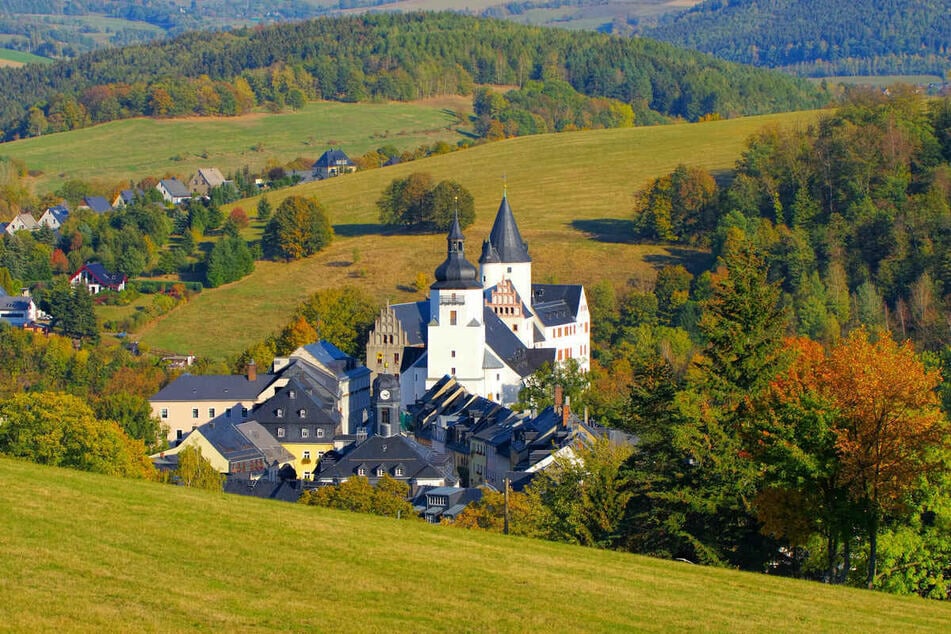 Blick auf den Ort Schwarzenberg im malerischen Erzgebirge.