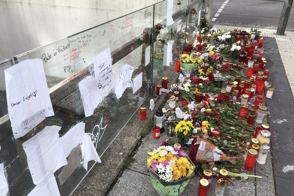 Ein Meer an Blumen und Grablichtern erinnert an den getöteten Asylbewerber.