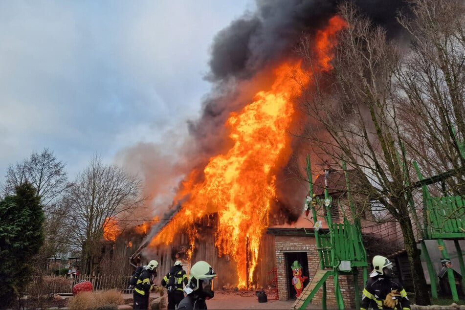 Gegen kurz vor 10 Uhr rückten zahlreiche Feuerwehrleute aus um den Brand auf "Karls Erlebnis-Dorf" zu löschen.