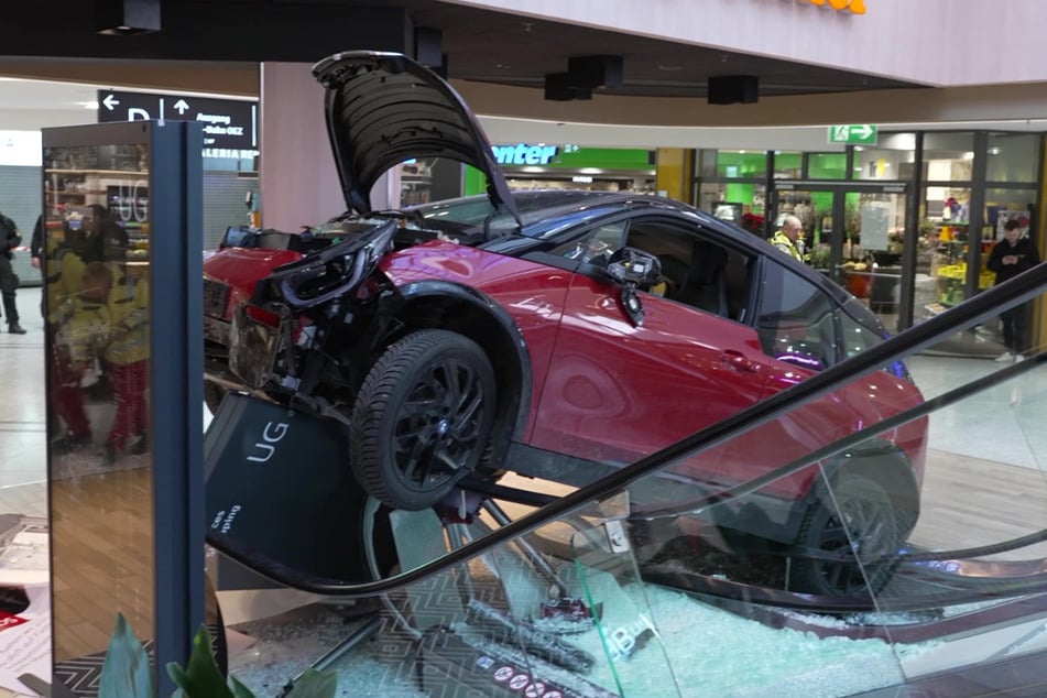 Am Mittwoch ist ein Auto in das Olympia-Einkaufszentrum gerast. Die Fahrerin soll mit leichten Verletzungen davongekommen sein.