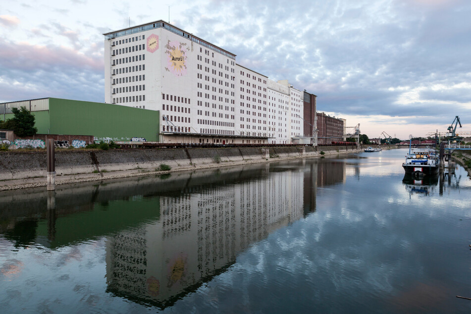 Am Deutzer Hafen in Köln soll in den kommenden Jahren ein sozial- und funktional gemischtes Stadtquartier entstehen. (Archivbild)