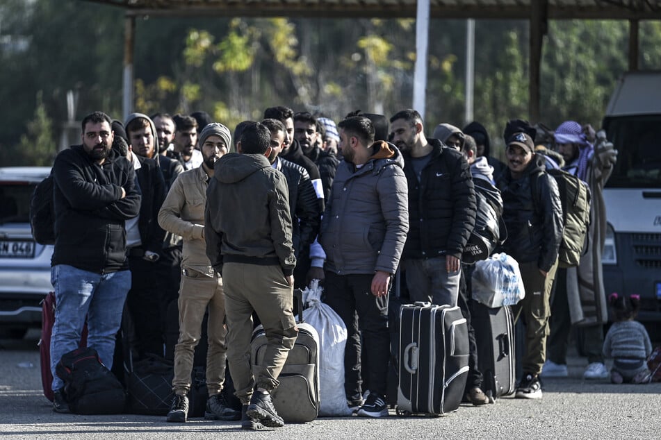 Syrische Heimkehrer warten am türkischen Grenzübergang Cilvegozu auf die Einreise in ihr Heimatland.