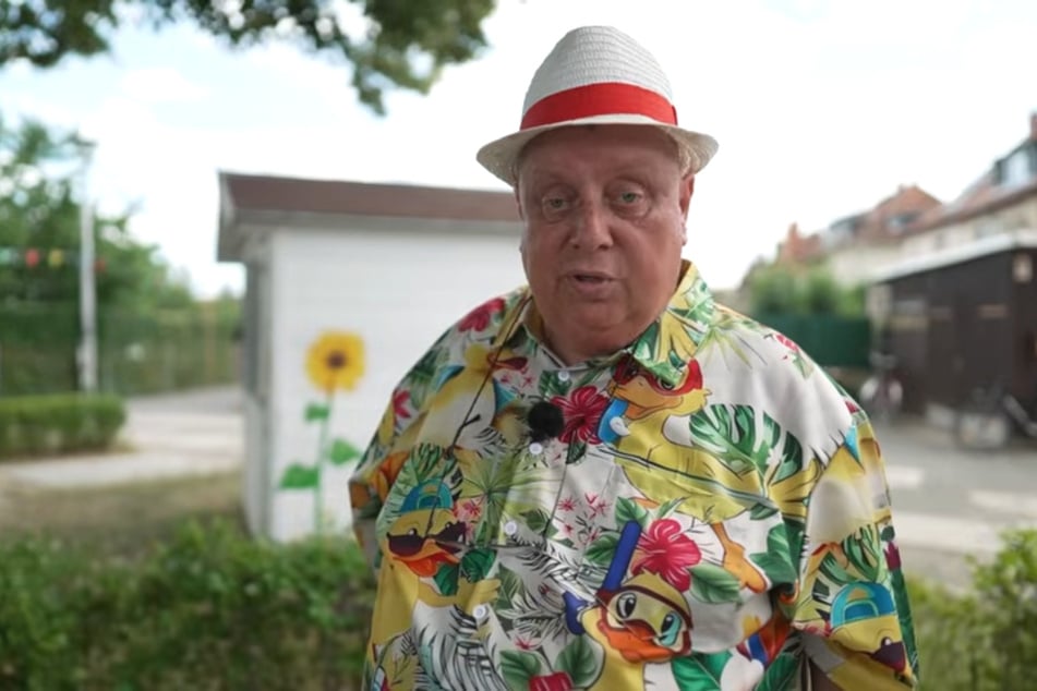 Buntes Hawaii-Hemd, Hut, Messlatte und los geht die Schikane-Tour. Oder ist es gar keine Schikane?