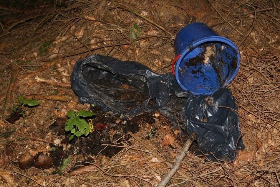 Am Tatort fand die Polizei unter anderem diesen schwarzen Plastikmüllsack. Darin lag der blaue Eimer mit den sterblichen Überresten des Babys.