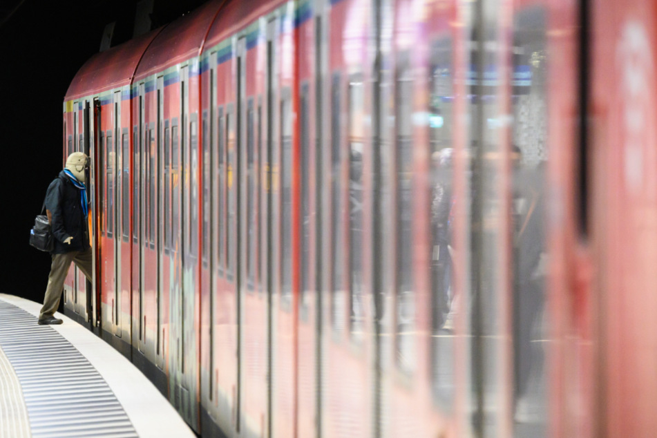 Mann bedroht Fahrgäste in S-Bahn mit Revolver: Nun ist er in der Psychiatrie