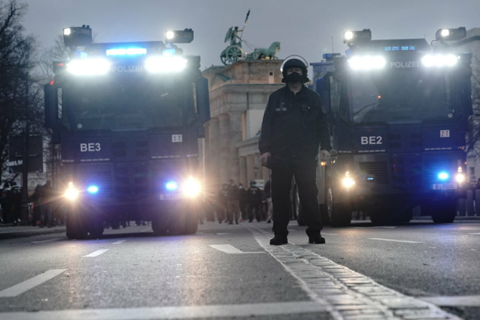 Wasserwerfer der Polizei stehen bei einer Demonstration gegen die Corona-Einschränkungen der Bundesregierung am Brandenburger Tor.