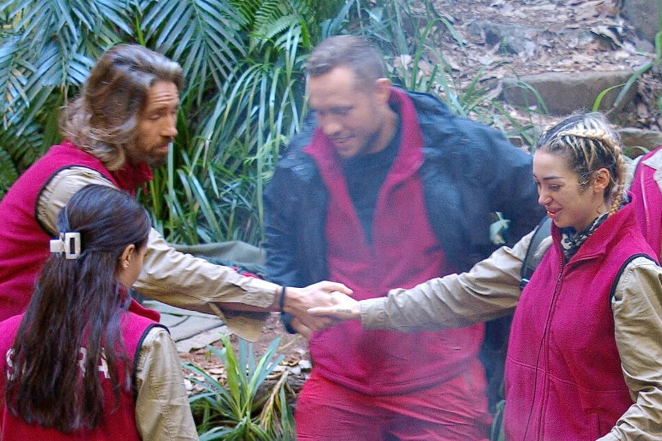 Kühler Handschlag zum Abschied: Ariel (22) und Gil Ofarim (43) werden wohl auch nach dem Dschungelcamp keine Freunde mehr.