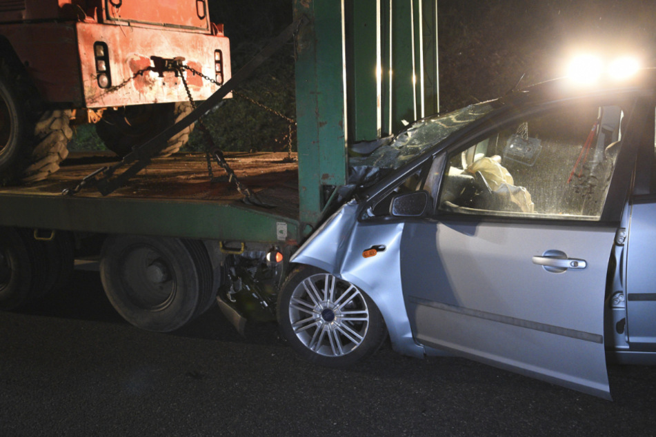 Auto rast ungebremst in Anhänger: Fahrer lebensgefährlich verletzt