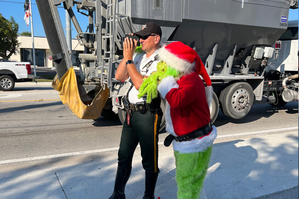 Together with his colleagues, the Grinch goes on patrol.