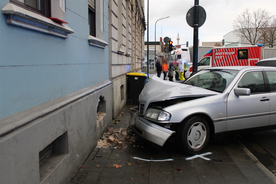 Eine 19-Jähriger hat mit seinem Auto ein Loch in eine Hauswand gefahren.