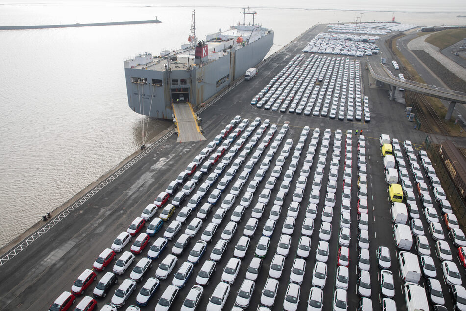Hunderte Volkswagen stehen im Hafen von Emden zur Verschiffung bereit. Die Corona-Pandemie hat die Ausfuhr von Elektrofahrzeugen aus deutscher Produktion im ersten Halbjahr 2020 deutlich gebremst.