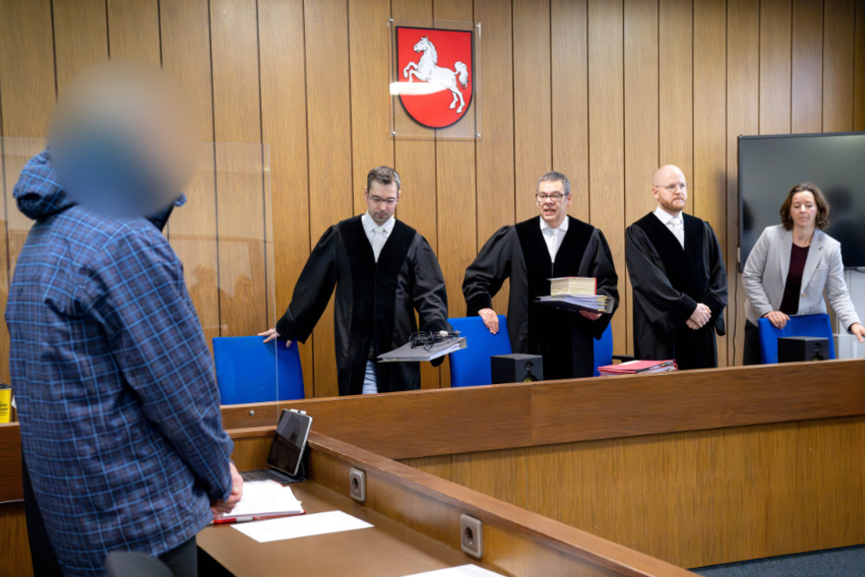 Am Mittwoch startete vor dem Landgericht Verden der Mordprozess gegen einen 55-Jährigen, der einen Mann zu Tode gewürgt haben soll.