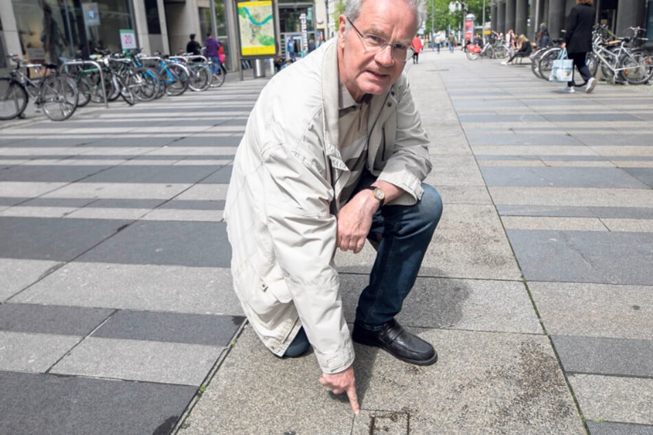 Wird beim Einkaufsbummel meist achtlos mit Füßen getreten: Christoph Pötzsch (64) zeigt auf den Gedenkstein mit dem nur 15 Zentimeter kleinen "F.".