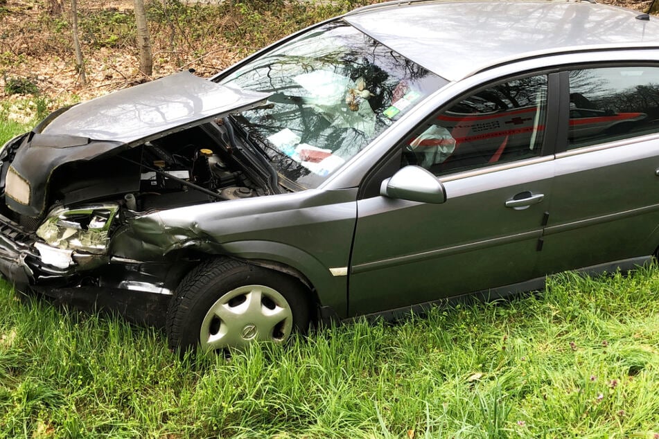 Unfall auf der Kreisstraße 15 bei Wörth am Rhein: Ein Opel wurde in den Grünstreifen geschleudert, zwei Männer wurden bei dem Crash verletzt.