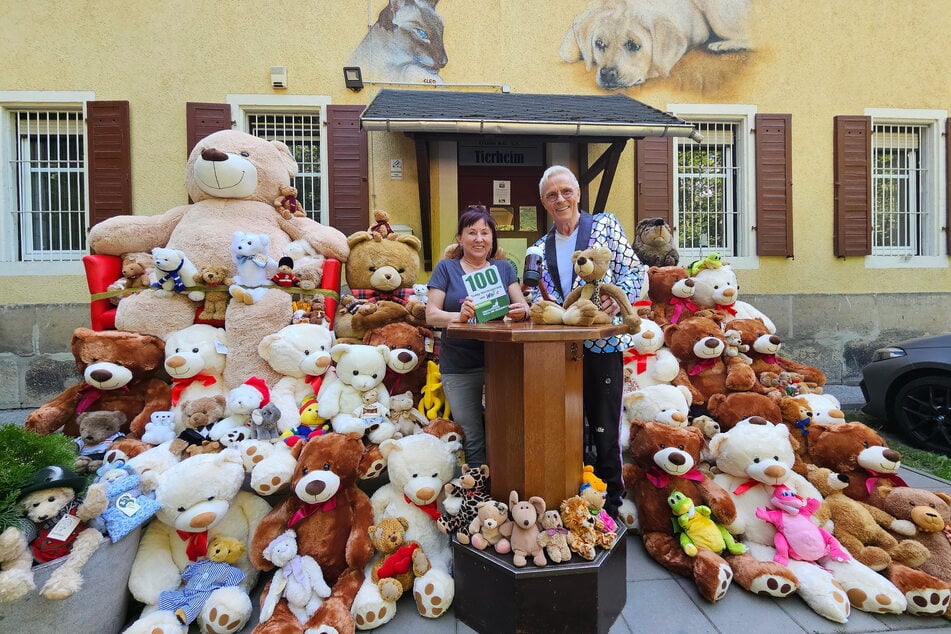 Wolle Förster (70) und Tierheim-Chefin Regina Barthel-Marr (65) inmitten der Plüschbären, die versteigert werden sollen.