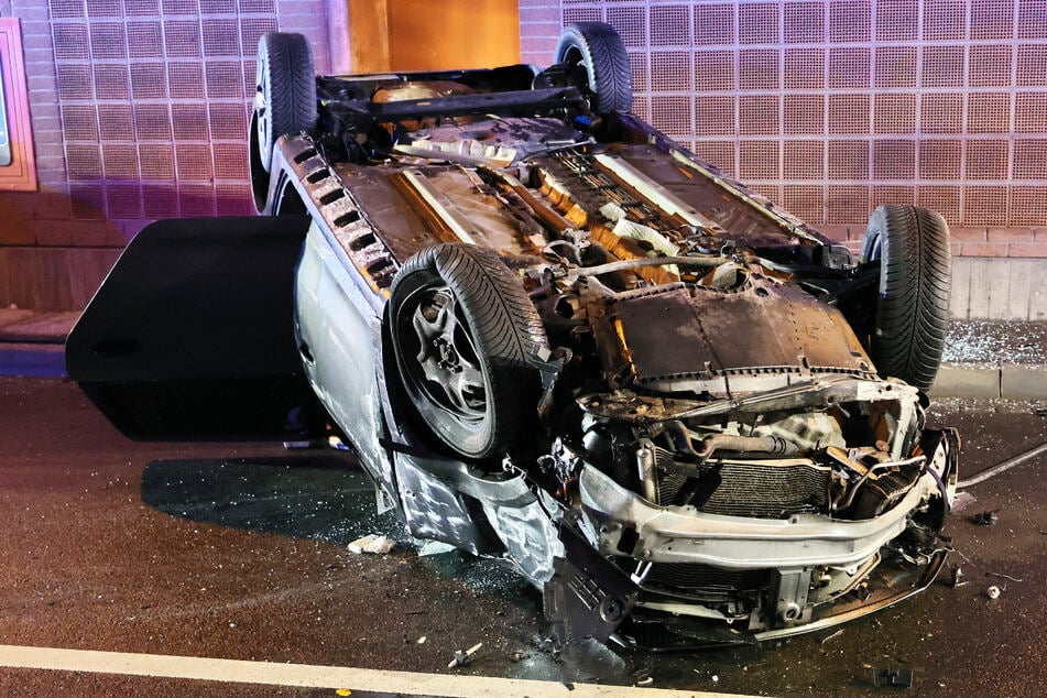 Der Dacia kam nach dem Unfall auf dem Dach zum Stillstand.