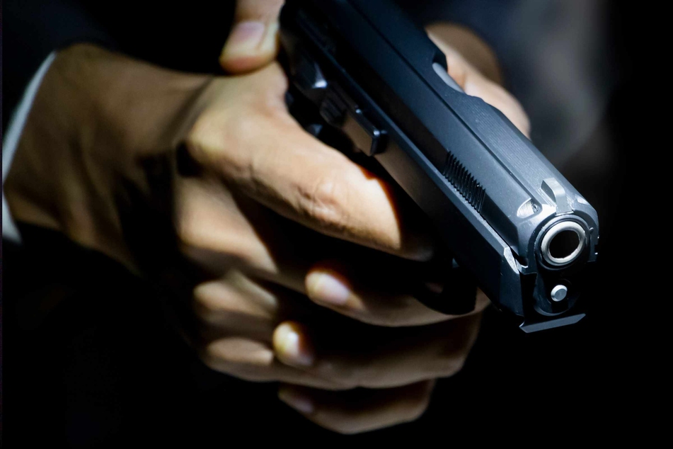 Kollege will Film spoilern: Polizist droht mit vorgehaltener Waffe, ihn zu erschießen