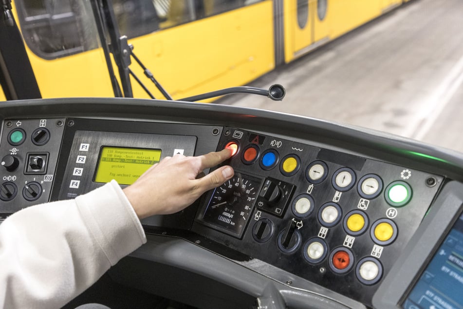 Der Fahrer hat diverse Knöpfe. Unter anderem zum Stellen der Weichen oder zum Öffnen der Türen.