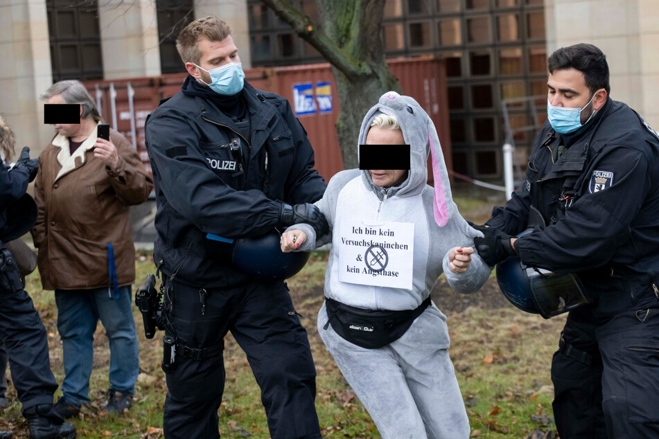 Die beiden Wellenlänge-Aktivisten Madeleine F. (44, im grauen Kostüm) und Bernhard W. (54, in der braunen Jacke) wurden in Dresden kurzzeitig festgesetzt.