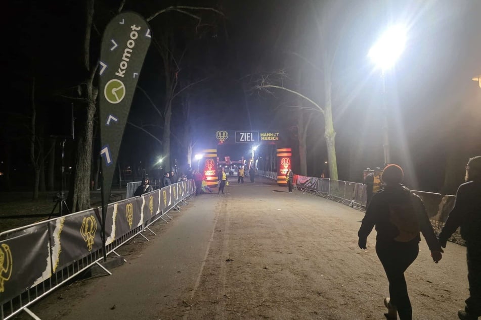 Kurz vor 21 Uhr war die Ziellinie in Sicht. Danach durften wir uns über eine Medaille und ein Freigetränk freuen.