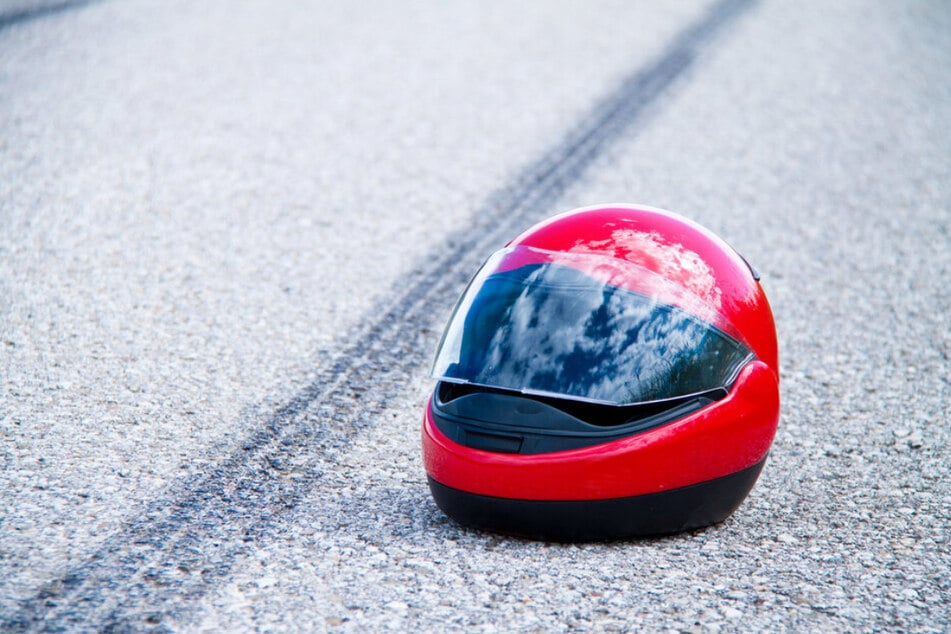 Die Rettungskräfte kümmerten sich um den verunfallten Biker und brachten ihn in eine Klinik. (Symbolfoto)