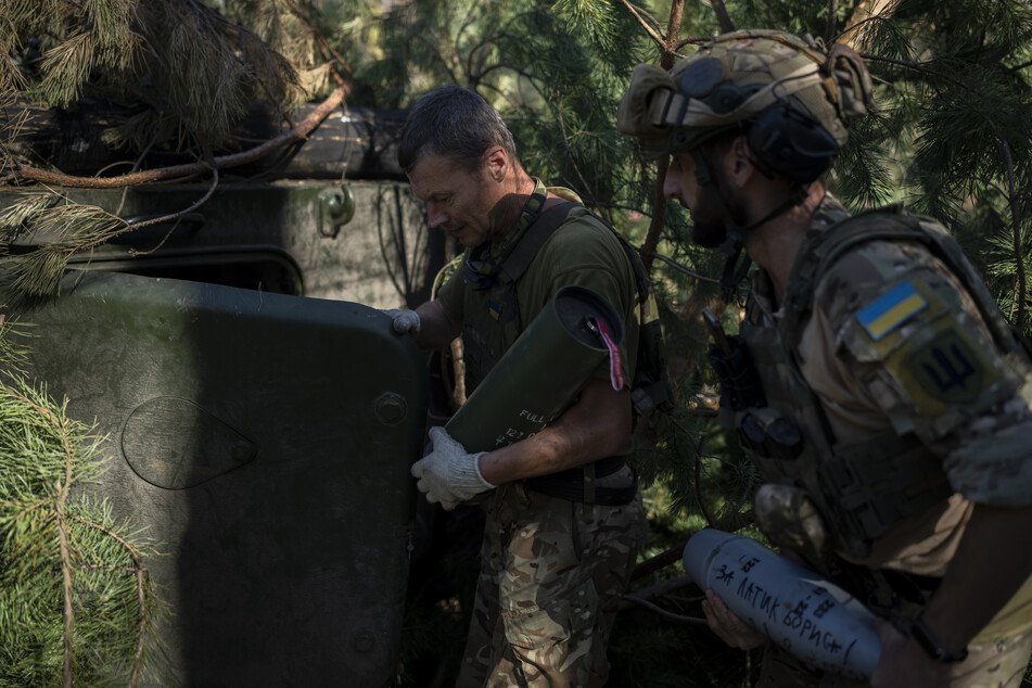 Ukrainische Soldaten laden eine Haubitze mit einer Granate an der Frontlinie. Derzeit finden an allen Fronten harte Kämpfe statt.