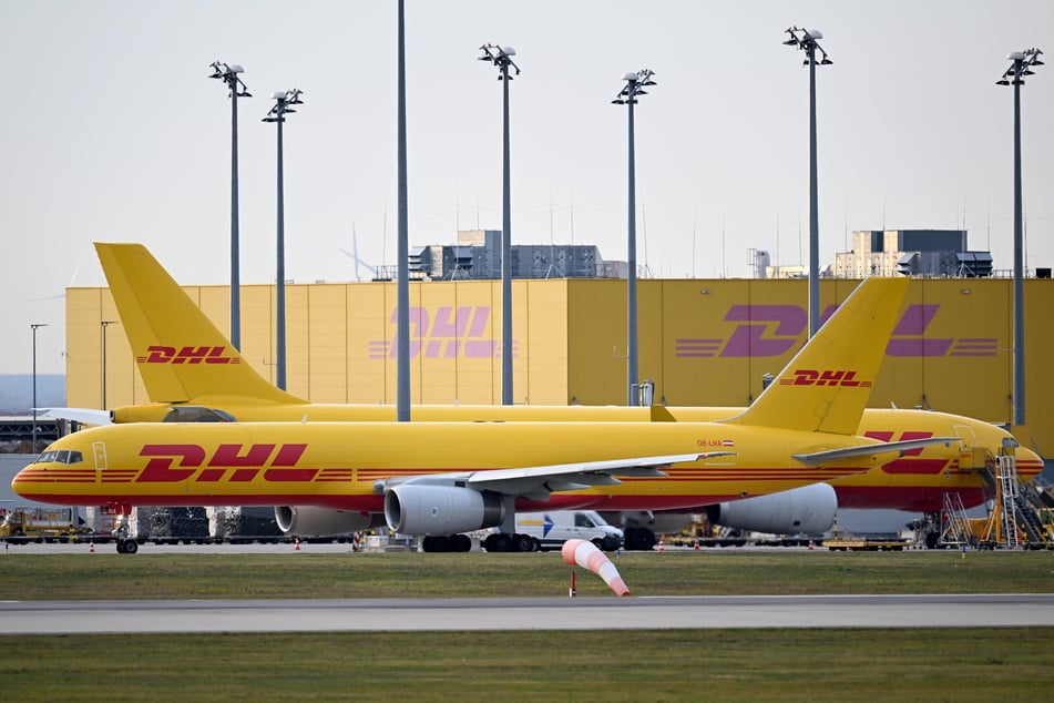 Eine DHL-Frachtmaschine am DHL Air Hub, dem Luftfrachtzentrum auf dem Flughafen Leipzig/Halle. Seit dem 1. Januar 2025 ist er der rechtliche Sitz der DP DHL Express Holding Schkeuditz.