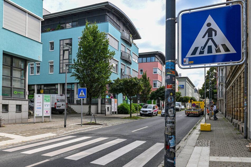 Für einen sichereren Weg zur 30. Grundschule "Am Hechtpark": der neue Zebrastreifen auf der Buchenstraße.