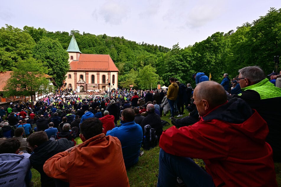 Am Gottesdienst unter freiem Himmel an der Wallfahrtskirche Klüschen Hagis bei Wachstedt beteiligten sich nach Angaben eines Sprechers des Bistums Erfurt etwa 6.000 Männer, aber auch Familien.
