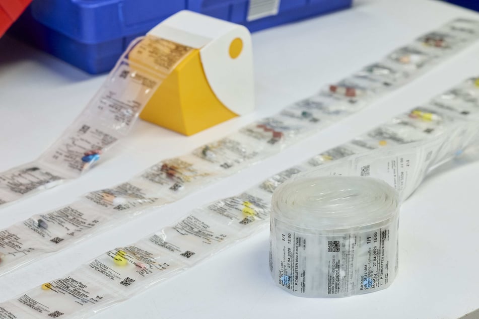 Eine Wochen-Medikamenten-Schlange für jeden Patienten. Der QR-Code je Dosierung ermöglicht die fotooptische Endkontrolle.