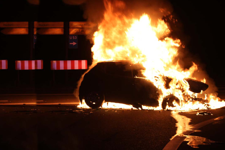 Auto brennt lichterloh! Fahrerin beging zuvor verhängnisvollen Fehler