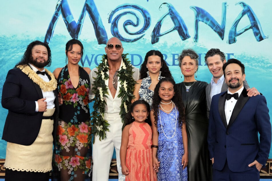 Dwayne Johnson (54) feierte die Premiere von "Vaiana" mit seiner ganzen Familie. Rechts neben ihm sind seine Töchter zu sehen.