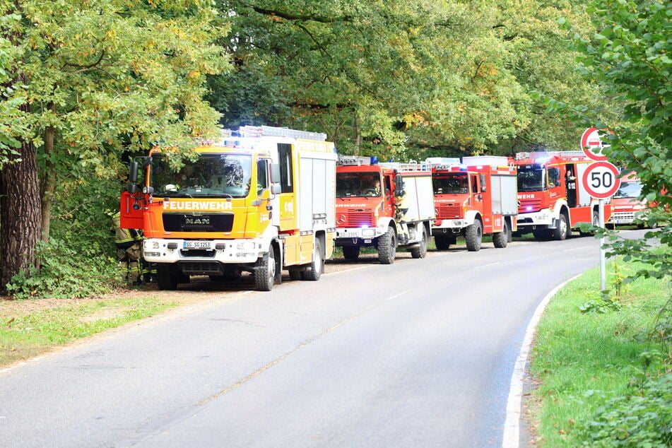 Zahlreiche Feuerwehrleute sind im Einsatz.