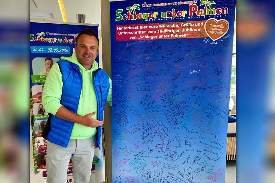 Ein Flipchart voller Glückwünsche: René Ulbrich (49) feiert das zehnjährige Jubiläum von "Schlager unter Palmen".