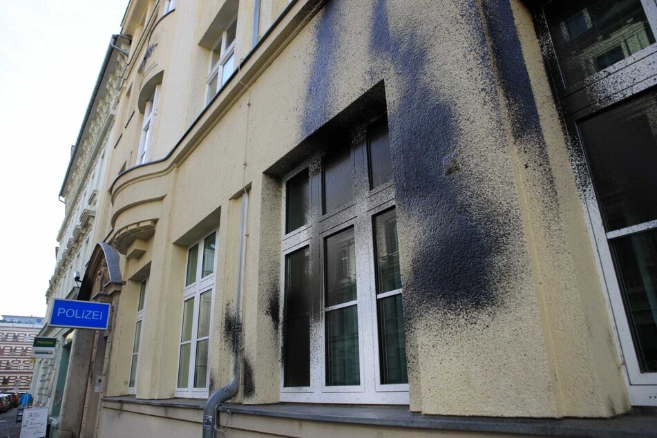 Leipzig: Reisebusse beworfen, Polizeiposten beschmiert: Soko "LinX" hofft auf Hilfe aus Bevölkerung