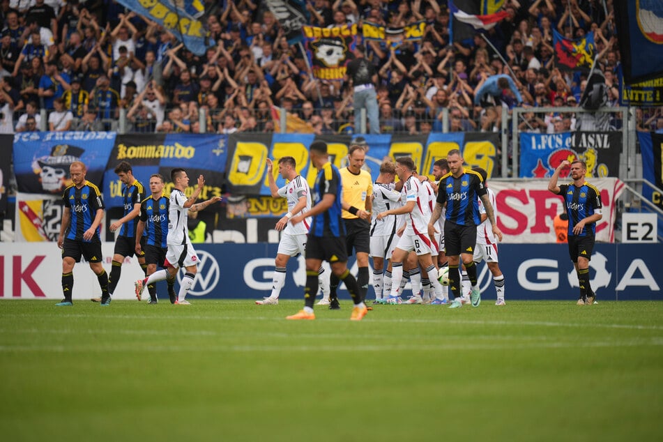 Die Nürnberger bejubeln ihre Führung gegen den 1. FC Saarbrücken.