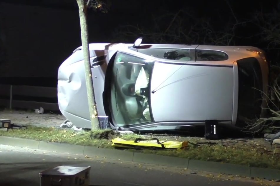 Der Unfallfahrer befreite sich aus dem Auto und floh mit einer Platzwunde am Kopf vom Unfallort.