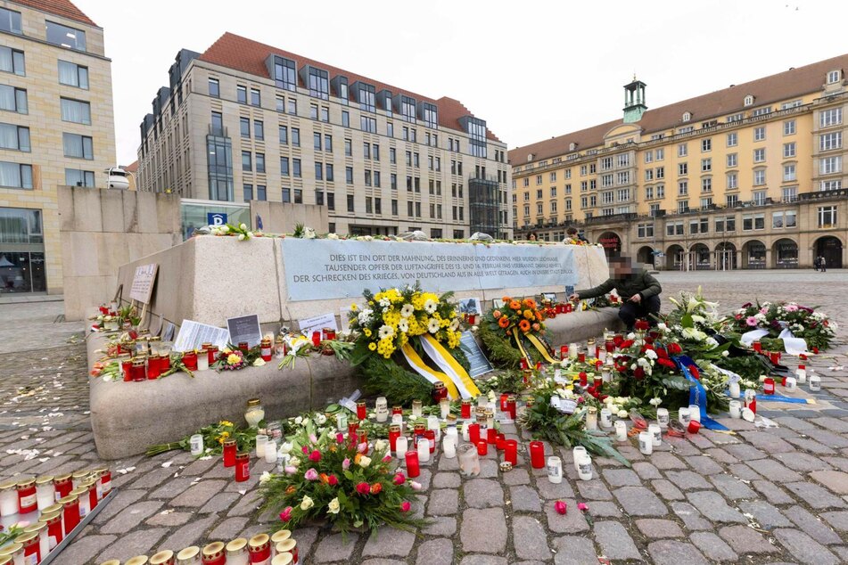 Das CDU-Transparent blieb heil. Flüchtige Frauen beschädigten am Mittwoch jedoch Kerzen und Kränze am Mahnmal.