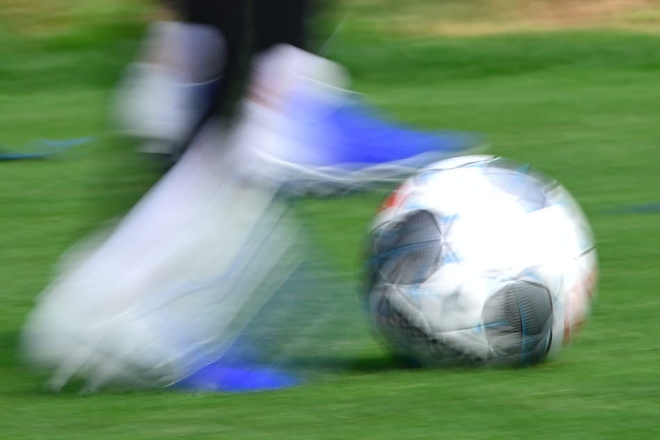 Nach langen Pausen kann es beim Fußballspielen schnell zu Verletzungen kommen. (Symbolbild)