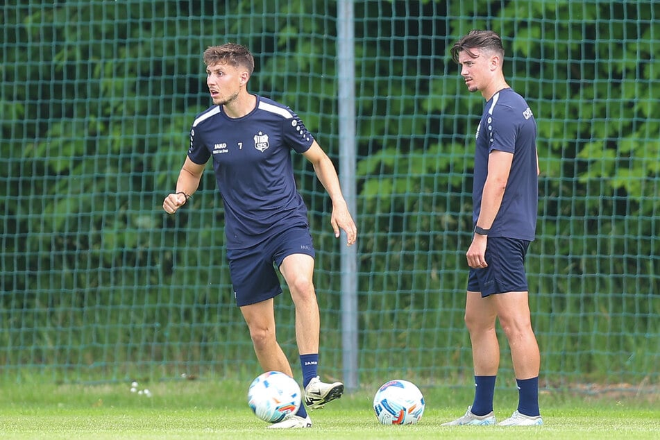 Tobias Stockinger (25, l.) hat sich den kleinen Zeh gebrochen.