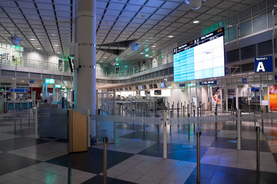 Fast menschenleer zeigt sich das Terminal 1 am Flughafen München.