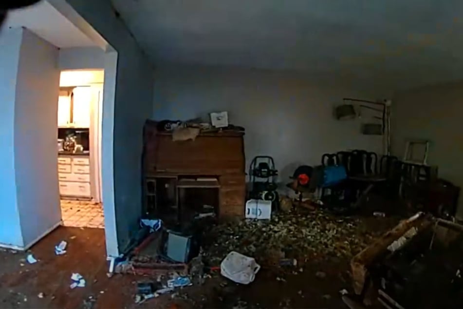 Als die Polizei das verlassene Wohnzimmer betrat, zeigte sich erst das Ausmaß des Horror-Hauses.