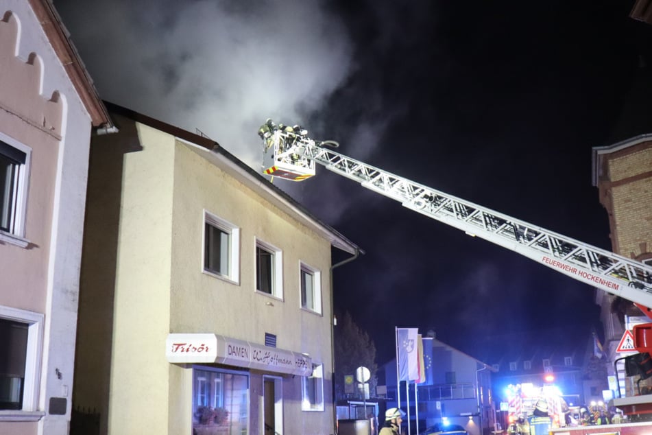 Mit einer Drehleiter ging die Feuerwehr gegen den Brand erfolgreich vor.